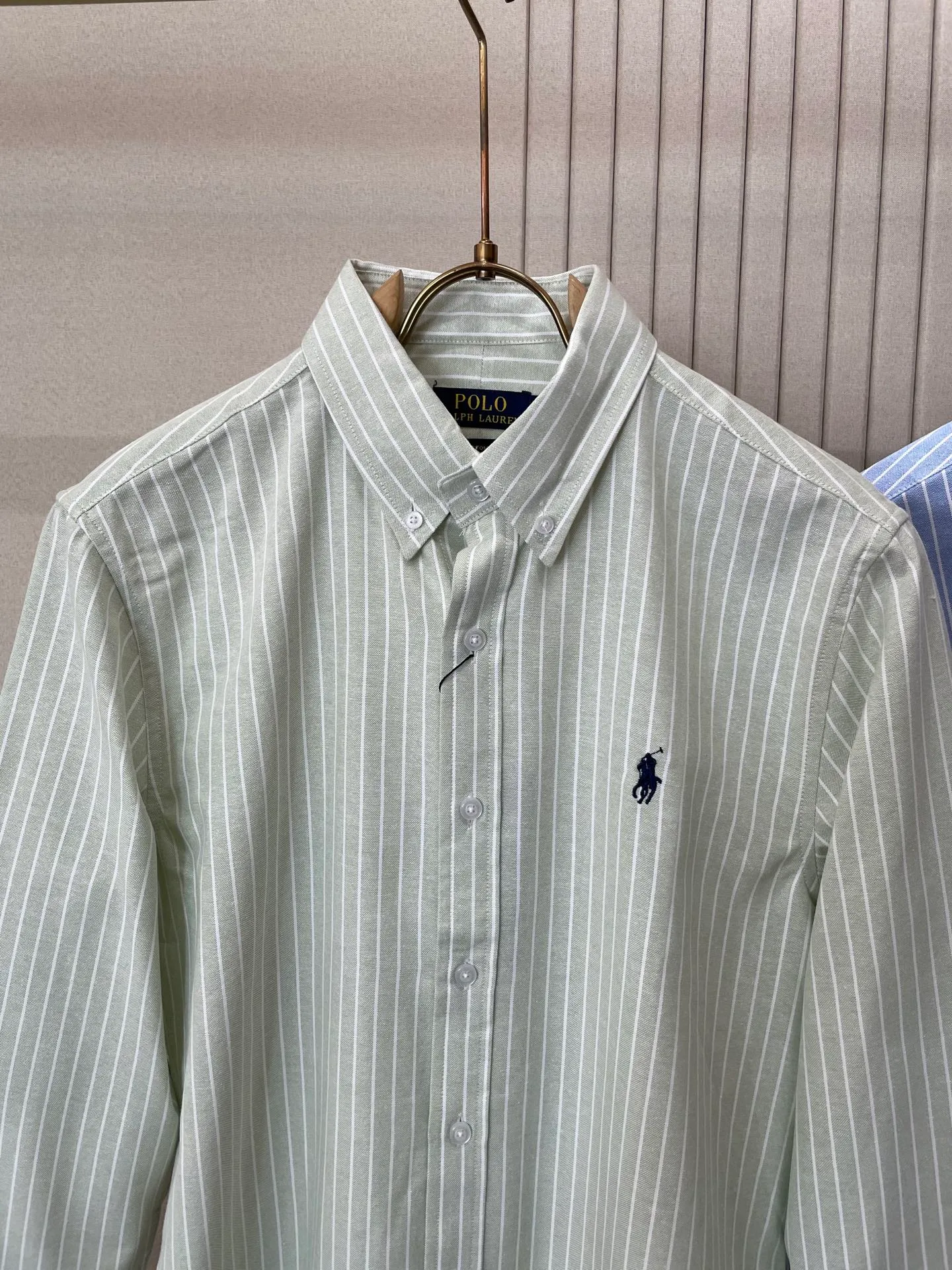 P220 🌸🌸🌸 POLO Ralph Lauren [High Quality] Classic shirt! The classic casual shirt made of pure cotton Oxford cloth has a unique design. It has a simple, clean and classic silhouette design. It is a versatile style that can be switched at will. The fabric feels soft and delicate, highly breathable, and is close to the skin and comfortable to wear. It can be worn alone as an inner layer. Its versatile performance is beyond your imagination! The upper body of the ready-to-wear is simple and classic yet elegant! Size:M-XXL